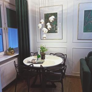 赫爾的住宿－BaltikApart，一间带桌椅的用餐室