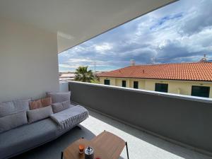 ein Wohnzimmer mit einem Sofa auf dem Balkon in der Unterkunft Appartamento al Mare in Montepaone Lido