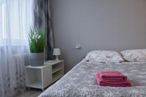 グダニスクにあるkawalerka nad morzemのベッドルーム1室(ピンクのタオル付きのベッド1台付)