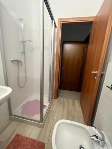 W łazience znajduje się prysznic, umywalka i toaleta. w obiekcie Locanda Cà Priula w mieście Albaredo per San Marco