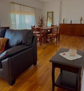 a living room with a couch and a table at Depto cómodo, ubicación perfecta in Pergamino