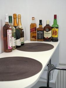 un gruppo di bottiglie di alcol su uno scaffale di Casa Todor a Sibiu