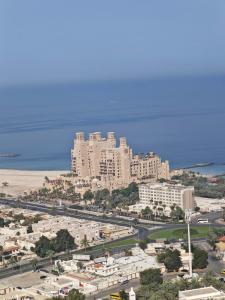 een luchtzicht op een stad met een strand en gebouwen bij Pretty Room in Shared Apartment in Ajman 