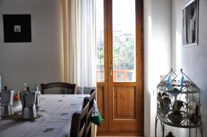a dining room with a table and a window and a door at B&B CasaCorì in Orosei