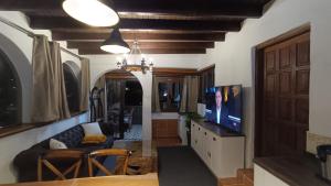 Uma TV ou centro de entretenimento em Casa Isabel 2