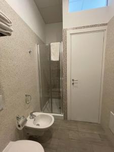 uma casa de banho com um WC, um lavatório e um chuveiro em Cielo Stellato em Polignano a Mare