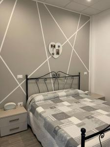 um quarto com uma cama preta e uma parede branca em Cielo Stellato em Polignano a Mare