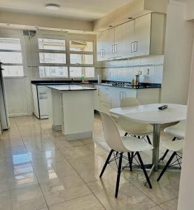 a kitchen with a table and chairs in it at Depto cómodo, ubicación perfecta in Pergamino