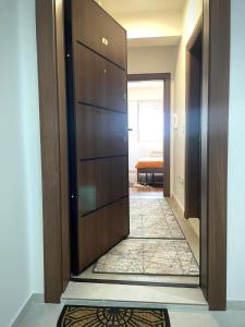 un espejo reflejo de una puerta en un pasillo en Apartman Nikol, en Kumanovo