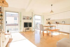 sala de estar amplia con mesa y cocina en Le Pythéas - Vue Vieux-Port avec terrasse et clim, en Marsella
