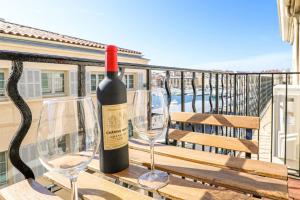 Nápoje v ubytovaní Le Pythéas - Vue Vieux-Port avec terrasse et clim