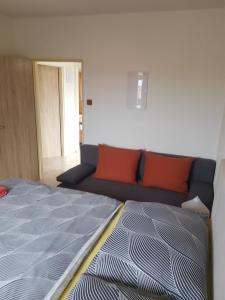 1 cama y 1 sofá en una habitación en Apartmán ANNA s vinným sklepem Pouzdřany, en Pouzdřany