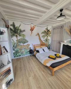 翁弗勒爾的住宿－Les Z'amours，一间卧室配有一张带长颈鹿壁画的床