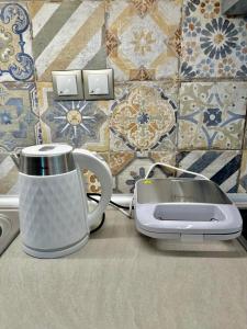 a toaster sitting on a counter next to a tile wall at Casa dei Spinoula in Kanálion