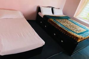 ein Paar Betten in einem Schlafzimmer mit in der Unterkunft Nice View Cottage in Pokhara + 6 Fotos