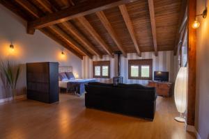 a living room with a couch and a bed at Casa Rural La Nava de Tizneros in Tizneros