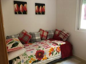 um quarto com uma cama com sapatos vermelhos na parede em 1B Barabas em Mijas Costa