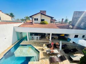 an overhead view of a house with a swimming pool at Hostel e Pousada Bahia Beach in Itanhaém