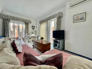 TV a/nebo společenská místnost v ubytování Apartamentos Puerto Sherry
