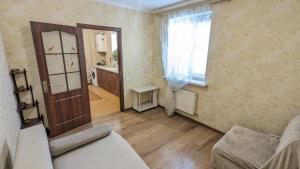a living room with a couch and a window at TownHouse Euro жд вокзал, фонтан, чеки ПРРО in Vinnytsya