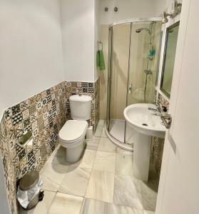 Koupelna v ubytování Apartamentos Puerto Sherry + 37 fotografií
