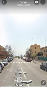 uma rua com carros estacionados num parque de estacionamento em Triremi house em Lido di Ostia
