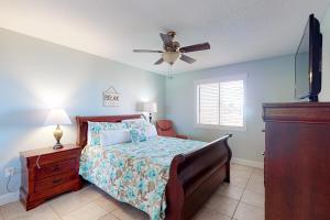 Un pat sau paturi într-o cameră la Sunset Harbor Palms 2-106