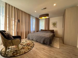 Un pat sau paturi într-o cameră la Jurmala vacation house