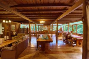 Khu vực lounge/bar tại Casa Divina Eco Lodge