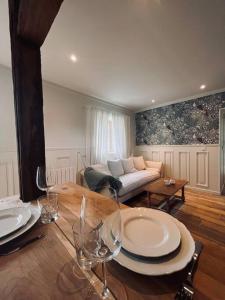 ein Wohnzimmer mit einem Tisch und einem Sofa in der Unterkunft Ferme de la Tour Maurouard - Gîte indépendant entièrement équipé 