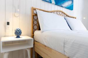 una camera da letto con un letto e un comodino di L'Aurora Scala Dei Turchi a Realmonte