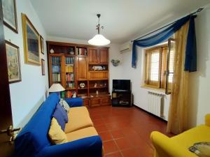 un soggiorno con divano blu e finestra di Villa Elba a Praia a Mare