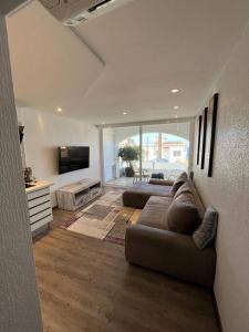 Televízia a/alebo spoločenská miestnosť v ubytovaní Apartment A/c - Fibra - SmartTv - modern + 17 fotografií