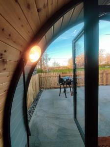 Rõdu või terrass majutusasutuses Haven Pod Easkey