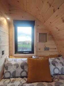 Bett in einem Zimmer mit Fenster in der Unterkunft Haven Pod Easkey in Sligo