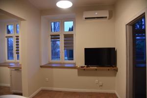 Μια τηλεόραση ή/και κέντρο ψυχαγωγίας στο Apartament Dworcowa