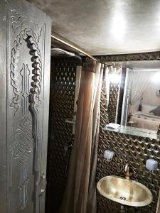 y baño con lavabo y espejo. en Riad 1001 couleurs en Marrakech