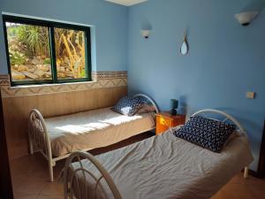 um quarto com duas camas e uma janela em Casa Sulo Alombada em Águeda