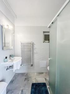 Et badeværelse på Villa 21 Boutique Rooms + 62 billeder