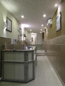 a hospital hallway with a sink and a counter at Hotel Salomão - Próximo a 25 de Março, Bom Retiro, Brás e Rua Santa Efigênia, a 2 minutos do Mirante Sampa Sky e pista de Skate Anhangabaú in Sao Paulo