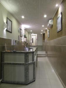 Ein Krankenhausflur mit Waschbecken und Ablagefläche in der Unterkunft Hotel Salomão - Próximo a 25 de Março, Bom Retiro, Brás e Rua Santa Efigênia, a 2 minutos do Mirante Sampa Sky e pista de Skate Anhangabaú in São Paulo