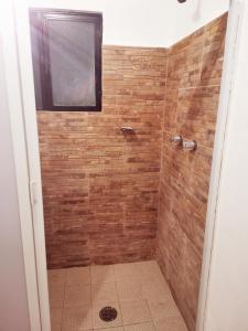 迪坡斯特蘭的住宿－Azomalli，一间设有砖墙淋浴的浴室