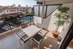 Балкон или терраса в Alexis Apartments - Modern 2-bedroom with swimming pool