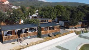 una vista aérea de una casa con techo en Mobilehome LUNA Selce en Selce