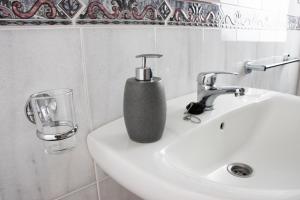 un lavabo de salle de bain avec un distributeur de savon dessus dans l'établissement Casa Isaura-Bajamar, à Bajamar 28 autres photos