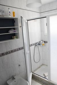 une salle de bains avec douche, toilettes et lavabo dans l'établissement Casa Isaura-Bajamar, à Bajamar