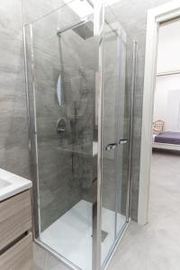 um chuveiro com uma porta de vidro na casa de banho em Nena Sweet Home em Palermo