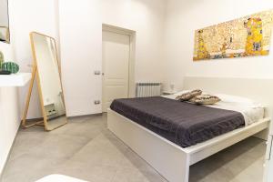 a bedroom with a bed and a mirror at Nena Sweet Home in Palermo