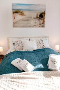 ジブヌフにあるGolden Port SPA - Easy-Rent Apartmentsのベッド1台(枕2つ付)とビーチの写真
