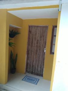 una puerta en una habitación con una pared amarilla en MEU PONTO EM LENÇÓIS, en Lençóis